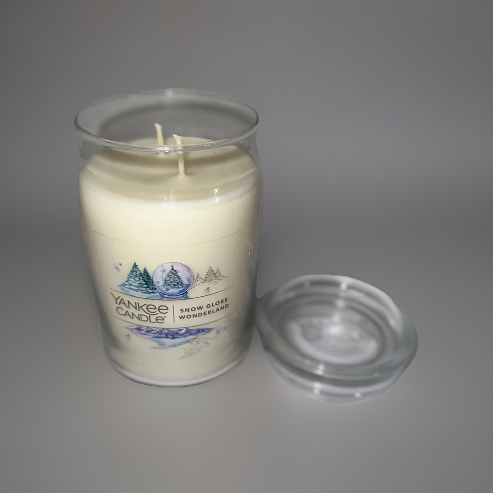 Yankee Candle "SNOW GLOBE WONDERLAND" 2-Wick 20 oz Candle. NWT